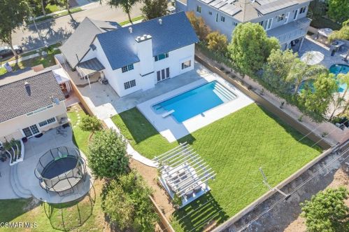 5226 Edgeware Dr, Calabasas CA  91301-2319 exterior