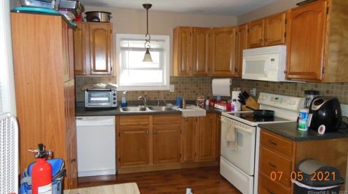 697 Voluntown Rd, Norwich, CT 06351-2645