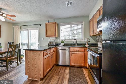 2414 Southgate Sq, Herndon VA  20191-1239 exterior