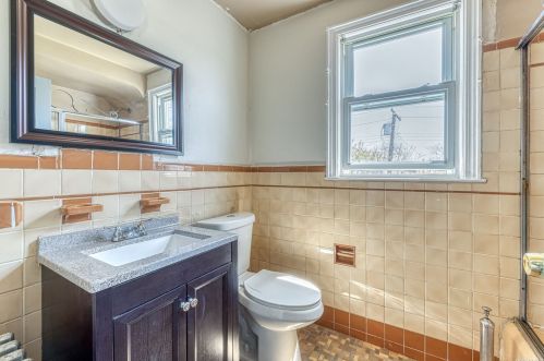 56 Wellington Rd, Floral Park NY  11003-1414 exterior