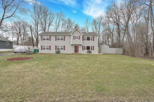 4 Old English Way, New Hamburg, NY 12590-1210