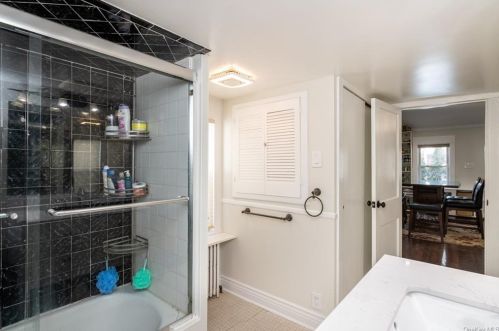 86 Parkway Cir, Scarsdale NY  10583-5420 exterior