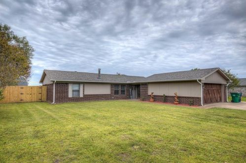 9805 Lafayette Dr, Greenville TX  75402-3728 exterior