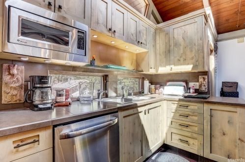 725 Stanford Ave, South Lake Tahoe CA  96150-2417 exterior