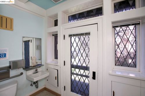 400 34 St, Oakland CA 94608-4211 exterior