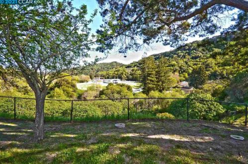 2480 Ln Canada Ct, Pinole CA exterior