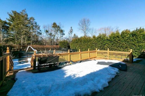 46 Eastover Dr, Elwood NY  11731-4331 exterior