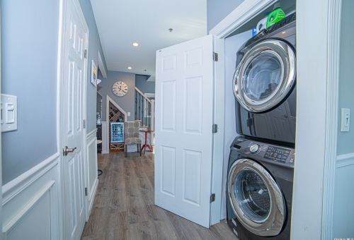 695 9th St, North Lindenhurst NY  11757-5543 exterior