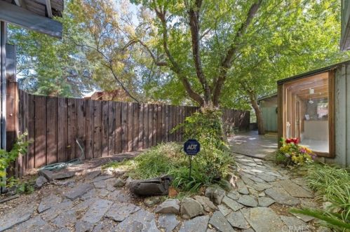 1240 Journeys End Dr, La Canada, CA 91011-1709