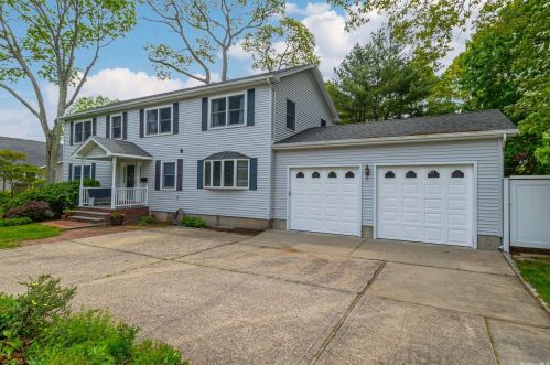 6 Bay 2nd St, Islip Manor, NY 11751-4406