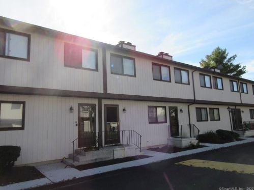 27 Crows Nest Ln, Danbury CT  06810-7056 exterior