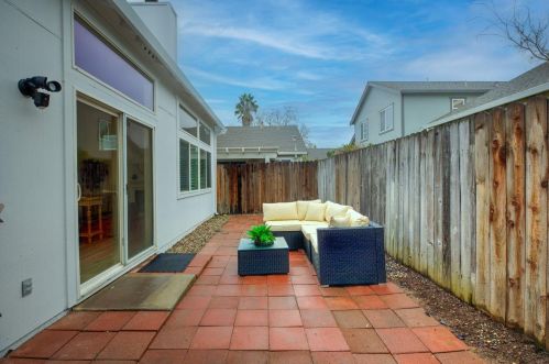 6384 Laguna Mirage Ln, Elk Grove CA  95758-5461 exterior