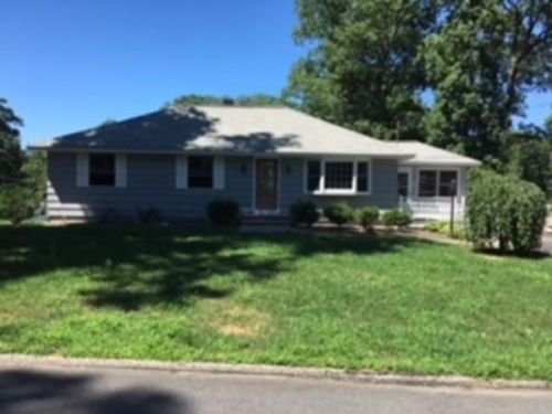 20 Taylor St, Salem NH  03079-2545 exterior