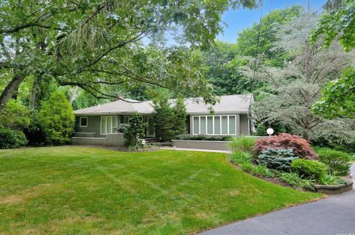 22 Hofstra Ct, Hicksville, NY 11803-1813