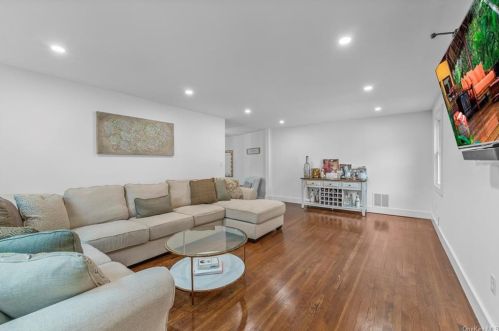 21 Yorkshire Dr, Airmont NY  10901-7217 exterior