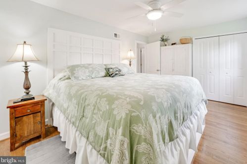 6917 Kingwood Dr, Falls Church VA  22042-3809 exterior