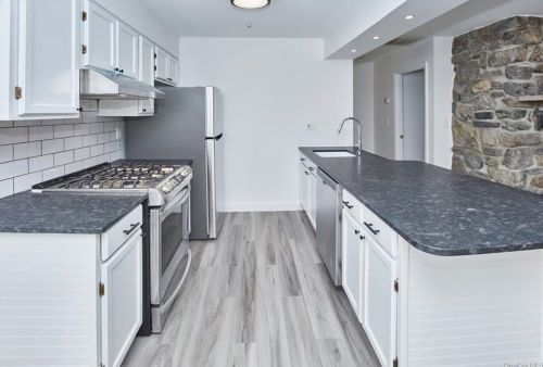28 Homestead Village Dr, Warwick NY  10990-4210 exterior
