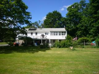 343 Demarest Dr, Orange, CT 06477-3404