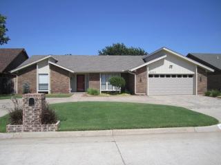 9900 Rockwell Ter, Oklahoma City OK  73162-7235 exterior
