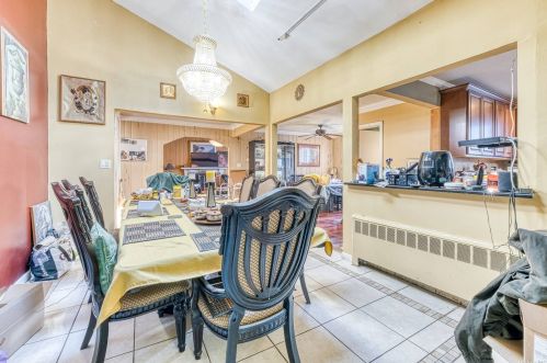 1 Greentree Cir, Westbury NY  11590-1510 exterior