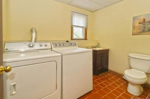 2 Behrle Dr, Ansonia CT  06401-2024 exterior