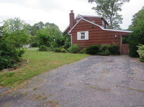 59 Manhattan Blvd, Islip Terrace NY  11752-2300 exterior