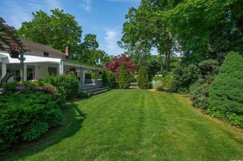 149 Cedrus Ave, Elwood NY  11731-4409 exterior