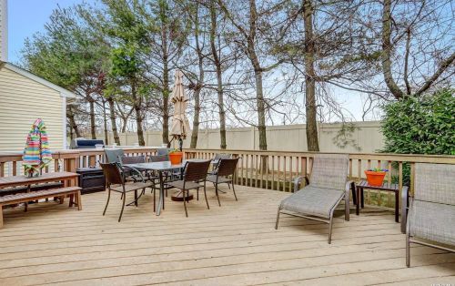 127 Cinnamon Ct, Huntington Station NY  11747-8711 exterior