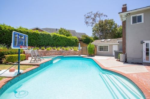 2936 Alta Vis Dr, Newport Beach CA  92660-3205 exterior