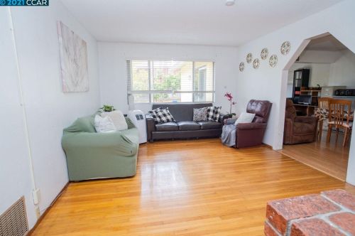 2699 Shamrock Dr, Richmond CA  94806-1555 exterior