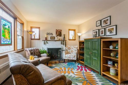354 Sarles Ln, Pleasantville NY  10570-1946 exterior