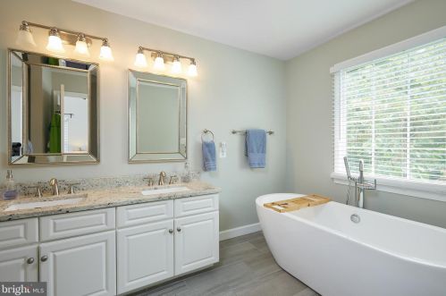 3015 Fallswood Gln Ct, Falls Church VA  22044-2723 exterior