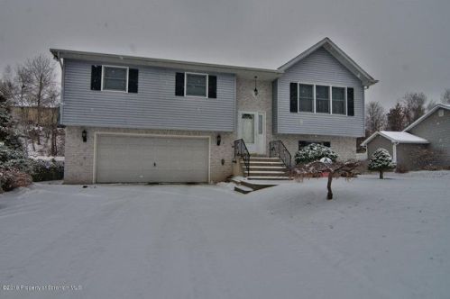 146 Northpoint Dr, Olyphant, PA 18447-1760