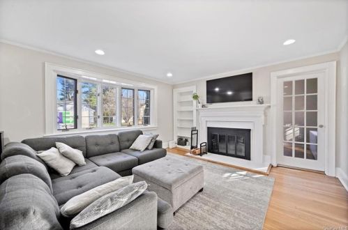 2 Tennyson St, Hartsdale NY  10530-1319 exterior