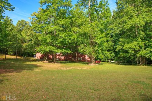 1462 Redwine Rd, Fayetteville GA  30215-2512 exterior