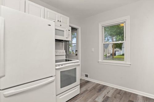 123 Woodland Dr, Milford CT  06460-5029 exterior