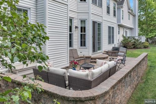 47 Hunters Run, Oakland NJ  07436-2346 exterior