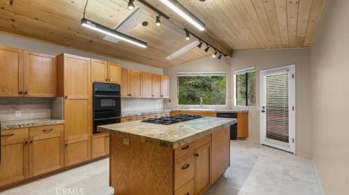 1942 Los Encinos Ave, Glendale CA  91208-2113 exterior