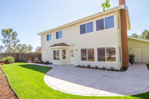 755 Venus View Dr, Vista, CA 92081-6628