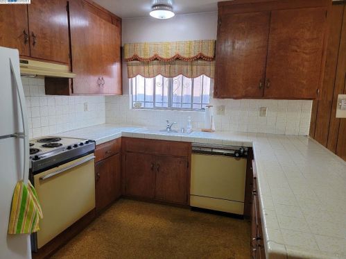 4575 Edwards Ln, Hayward, CA 94546-4734