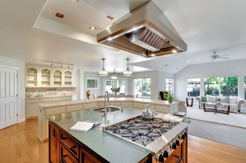 10000 Walter Welsher Ct, Gilroy CA  95020-9704 exterior