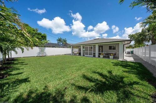 762 103rd Ave, Naples FL  34108-3221 exterior
