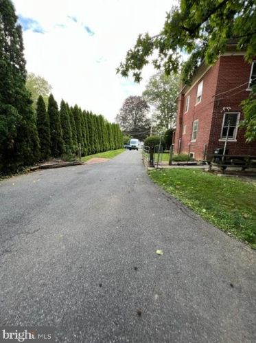 1553 New Holland Pike, Lancaster PA 17601-5653 exterior