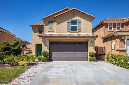19825 Holly Dr, Santa Clarita, CA 91350-3695