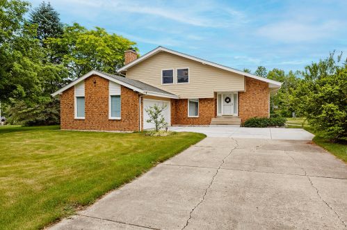 11326 Country View Dr, Thiensville, WI 53092-2154