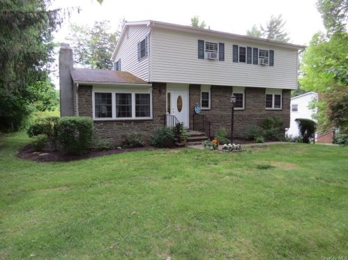 16 Brookland Farms Rd, Poughkeepsie, NY 12601-5802