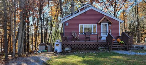 9 Hemlock St, Hillsboro NH  03244-5027 exterior