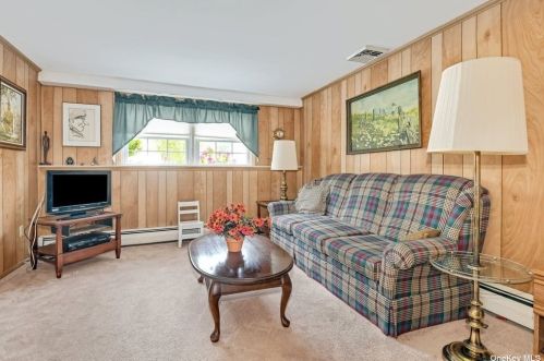 17 Hill Dr, Muttontown NY  11545-1718 exterior