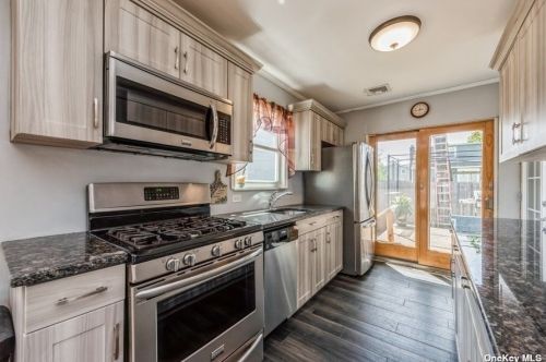 12 Lincoln Blvd, Bethpage NY  11714-5236 exterior