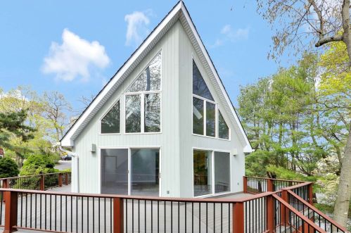 51 Sycamore Rd, San Remo NY  11754-2341 exterior